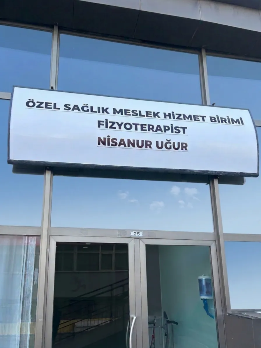Fzt. Nisanur Uğur klinik girişi