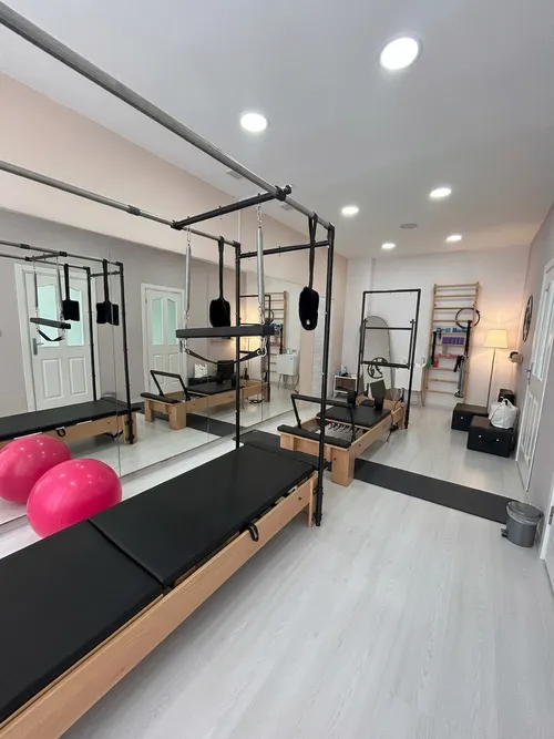 Reformer pilates ekipmanının bulunduğu tedavi odamız